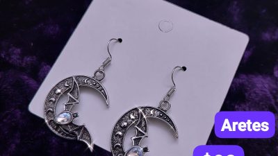 Aretes Artesanales con pedrería Luna con murciélago.